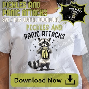 Könnte beinhalten: Weißes T-Shirt mit einem Waschbären, der ein Glas Gurken hält, mit dem Text "PICKLES AND PANIC ATTACKS." Das Design enthält Sterne und die Wörter "SVG / PNG DIGITAL DOWNLOAD" und "Download Now."