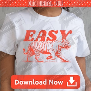 Może przedstawiać: Biały t-shirt z krótkim rękawem z nadrukiem graficznym w kolorze spranego czerwieni. Wzór zawiera słowo EASY napisane dużymi literami, umieszczone nad szczegółową ilustracją tygrysa idącego w prawą stronę.