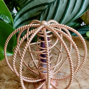 Viking & New Earth koperen harmonizer met amethistkern – hulpmiddel voor meditatie, bescherming tegen elektromagnetische straling en reiniging.