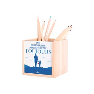 Pode incluir: Um porta-lápis de madeira com um gráfico azul e branco com uma silhueta de pai e filho. O texto no suporte diz "PAPA MON PREMIER AMOUR MON SUPER HEROS POUR TOUJOURS". Vários lápis de cor estão dentro.