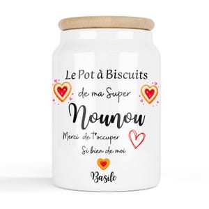 Peut inclure: Un pot à biscuits en céramique blanche avec un couvercle en bois. Le pot porte l'inscription "Le Pot à Biscuits de ma Super Nounou" et "Basile", ainsi que des illustrations de cœurs. Un cadeau charmant.