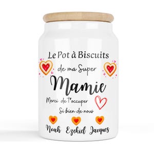 Peut inclure: Un pot à biscuits en céramique blanche avec un couvercle en bois. Le pot porte l'inscription "Le Pot à Biscuits de ma Super Mamie" et les noms Noah, Ezekiel et Jacques. Décoré de cœurs et de biscuits.