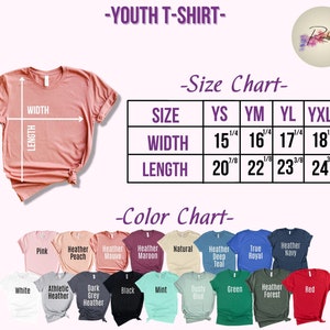 K&ouml;nnte beinhalten: Gr&ouml;&szlig;entabelle f&uuml;r T-Shirts f&uuml;r Kinder mit Ma&szlig;en in Zoll. Die Tabelle zeigt die Breite und L&auml;nge des Shirts in verschiedenen Gr&ouml;&szlig;en: YS, YM, YL und YXL. Eine Farbtabelle zeigt die verschiedenen Farben, die f&uuml;r das T-Shirt verf&uuml;gbar sind, darunter Pink, Pfirsich, Lila, Rotbraun, Natur, Teal, Royal, Marine, Wei&szlig;, Athletik-Heather, Dunkelgrau-Heather, Schwarz, Minze, Staubiges Blau, Gr&uuml;n, Heather Forest und Rot.