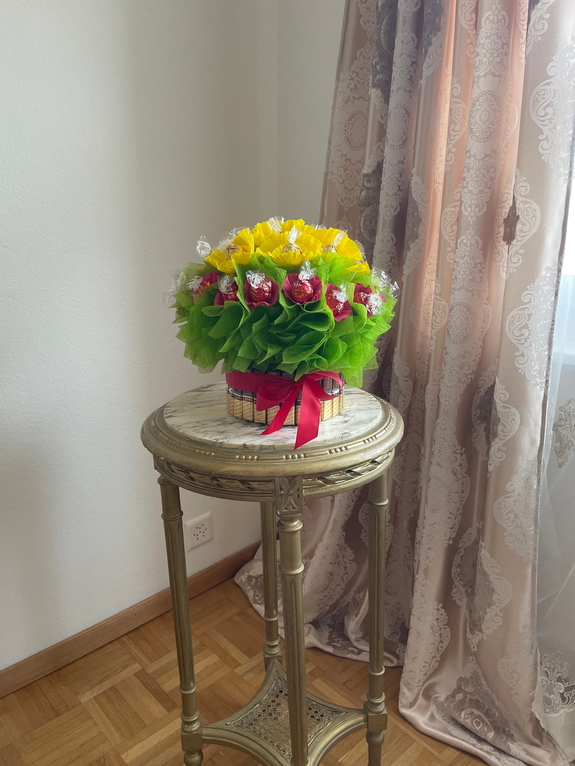 Rolled money bouquet with flowers and Lindor chocolate
