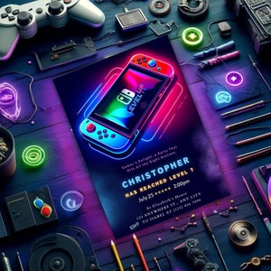 以下が含まれることがあります： 画面に「レベルアップ」という文字が表示された、ネオンピンクとブルーのビデオゲーム機。コンソールは、暗い青色の背景に、「ゲーマーの喜び：正しいボタンを押すパーティー」と「クリストファーはレベル7に到達しました」という白い文字で書かれています。テキストには、「7月25日」と「午後2時」の日時情報も含まれています。