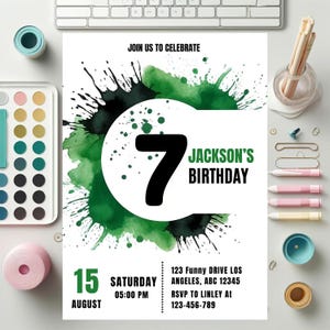 Può includere: Invito di compleanno con schizzi di acquerello verde e nero per un 7° compleanno. L'invito dice "Unisciti a noi per festeggiare il 7° compleanno di Jackson" e include la data, l'ora e l'indirizzo.