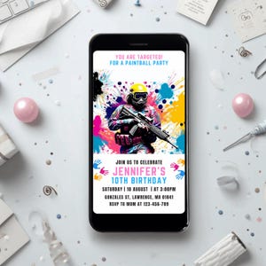 Puede incluir: Una invitación digital para una fiesta de paintball. La invitación presenta un fondo colorido con salpicaduras de pintura y una persona vestida con ropa de camuflaje y una máscara de paintball sosteniendo una pistola de paintball. El texto de la invitación dice "¡Estás en la mira! Para una fiesta de paintball" y "Únete a nosotros para celebrar el cumpleaños número 10 de Jennifer. Sábado | 10 de agosto | a las 3:00 p. m. Gonzales St, Lawrence, MA 01841. RSVP a mamá al 123-456-789."