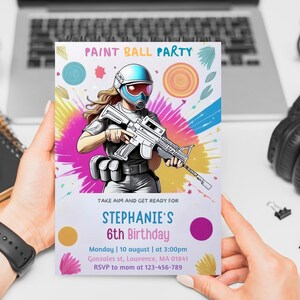 Può includere: Invito per una Paint Ball Party con un'illustrazione di una persona con elmetto e arma. Il testo "Stephanie's 6th Birthday" e i dettagli dell'evento risaltano su uno sfondo colorato.