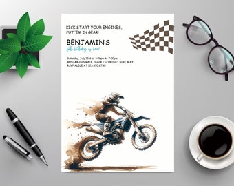 Puede incluir: Una invitación blanca con una bandera a cuadros marrón y una ilustración de acuarela de un piloto de motocross saltando sobre una pista de tierra. El texto dice "Kick start your engines, put 'em in gear! Benjamin's 6th birthday is here! Saturday, July 12th at 3:00pm to 7:00pm Benjamin's Race Track | 1234 Dirt Bike Way, RSVP Alice at 123.455.6780"