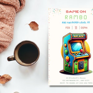 Peut inclure: Une invitation rectangulaire illustr&eacute;e d'une borne d'arcade color&eacute;e. Le texte indique : GAME ON, RAMBO HAS UNLOCKED LEVEL 11, FEB 11 05PM, AT ELIZABETH'S HOUSE, 123 ANYWHERE ST., ANY CITY, RSVP: TO ISABEL AT (123) 456 7890.