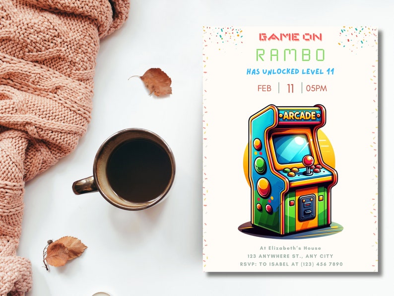 Peut inclure: Une invitation rectangulaire illustr&eacute;e d'une borne d'arcade color&eacute;e. Le texte indique : GAME ON, RAMBO HAS UNLOCKED LEVEL 11, FEB 11 05PM, AT ELIZABETH'S HOUSE, 123 ANYWHERE ST., ANY CITY, RSVP: TO ISABEL AT (123) 456 7890.
