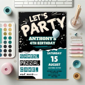 以下が含まれることがあります： 黒と白の誕生日パーティー招待状で、ターコイズブルーのアクセントが付けられています。招待状には、黒の輪郭で白いフォントで「Let's Party」と書かれています。「Anthony's 4th Birthday」というテキストは、白い輪郭でターコイズブルーのフォントで書かれています。招待状には、「Games, Pizza, Cake, and more...」というテキストも、白い輪郭で黒いフォントで書かれています。招待状には、パーティーの日時、住所、RSVP情報も記載されています。