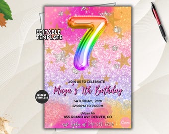 Puede incluir: Una plantilla de invitación de cumpleaños con un globo de aluminio arcoíris en forma de número 7 sobre un fondo de purpurina rosa y naranja con estrellas doradas. El texto incluye "EDITABLE TEMPLATE", "Maya's 7th Birthday" y detalles.