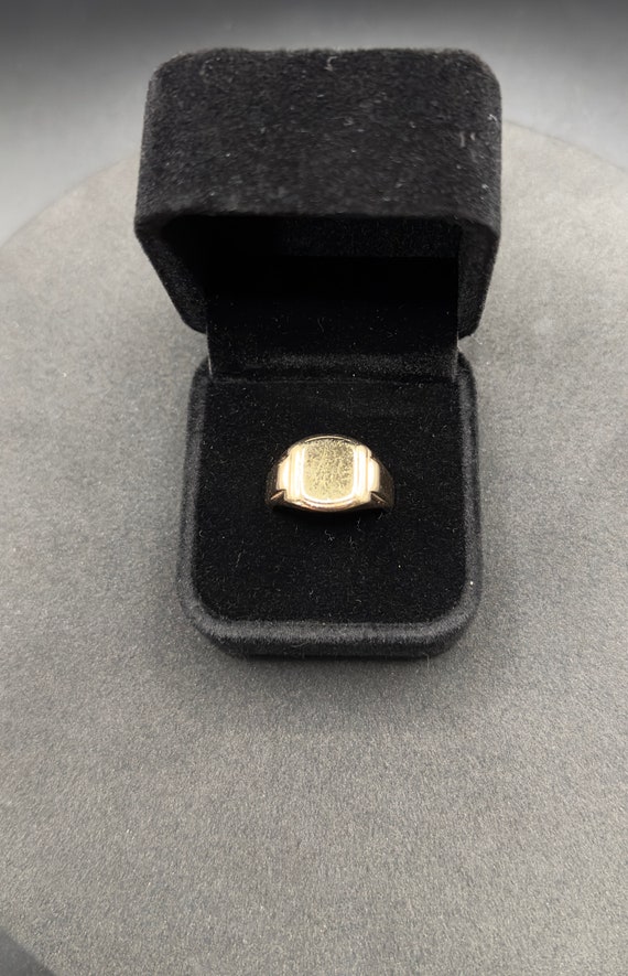 9ct Gold Heavy Signet ring - image 7