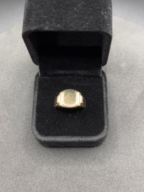 9ct Gold Heavy Signet ring - image 8