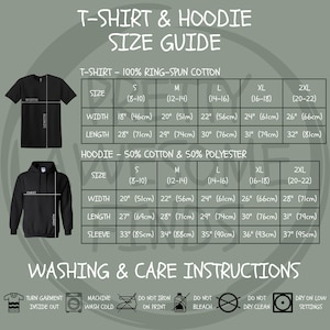 Puede incluir: Una tabla de tallas para camisetas y sudaderas con capucha. La tabla muestra la talla, el ancho, la longitud y la longitud de la manga para cada talla. La tabla tambi&eacute;n incluye instrucciones de lavado y cuidado. La tabla est&aacute; sobre un fondo verde.