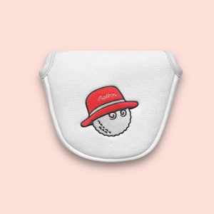 Könnte beinhalten: Weißer Golfschlägerkopfbezug mit einem Cartoon-Golfball, der einen roten Hut trägt. Auf dem Hut ist das Wort "Malbon" eingestickt. Der Golfball hat zwei Augen und ein genähtes Design.