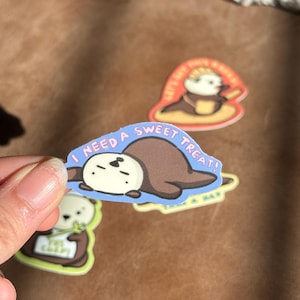 Herkenbaar met otterthema + schattige vinylstickers - waterdicht en duurzaam - perfect voor laptop en meer - schattig cadeau voor otterliefhebbers