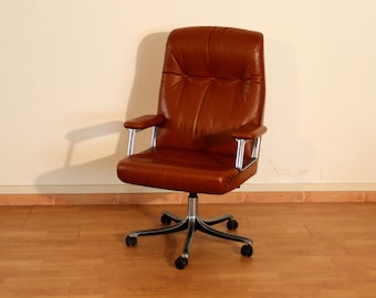 Tecno P126 Executive office chair, designed by Osvaldo Borsani for Tecno in 1966