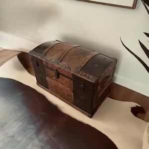 Baúl de viaje de madera antiguo con tesoros / Baúl de madera antiguo / Caja de almacenamiento vintage