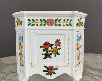 Stary ręcznie malowany porcelanowy pojemnik na drobiazgi