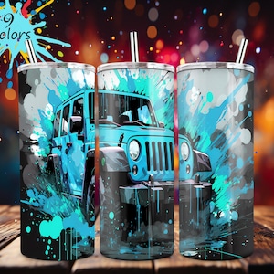 Op de afbeelding: Drie roestvrijstalen bekers met een abstract splatterontwerp in blauw en groen met een blauwe Jeep. De bekers hebben deksels en rietjes.