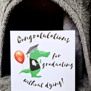 Congratulazioni per esserti laureato senza morire! / Biglietto di laurea / Celebrazione / Biglietto di laurea divertente / Personalizzato / Biglietto vuoto