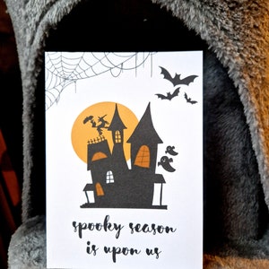 La saison effrayante est à nos portes | Happy Halloween carte | Chauves-souris | Château effrayant | Toiles d'araignée | Personnalisé | Carte vierge