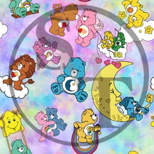 Peut inclure: Un motif coloré représentant divers Bisounours dans différentes poses. Les ours sont dans des tons de rose, de bleu, de jaune et de marron, sur un fond tie-dye avec des nuages, des lunes et des arcs-en-ciel. Le design est fantaisiste et ludique.