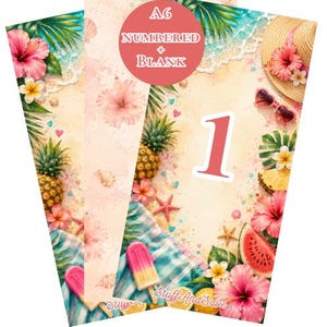 Op de afbeelding: Een set A6-kaarten met een tropisch strandthema met ananassen, hibiscusbloemen, schelpen, een strooien hoed, een zonnebril, een watermeloenpartje en een ijsje. De kaarten tonen de tekst A6 NUMBERED + BLANK en het cijfer 1.