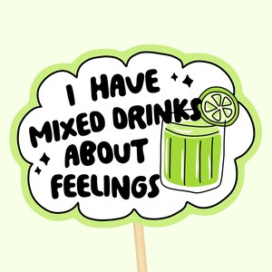 Pegatina con frase divertida // Humor sobre salud mental, pegatina impermeable, bebida alcohólica, broma, cóctel, borrachera, emociones, sentimientos, verde - C016