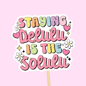 Adesivo engraçado relacionável // Adesivo à prova d'água Garrafa de água Delulu Tendência de mídia social Humor Citação Colorido Trendy Pink Pastel Decalque -A025
