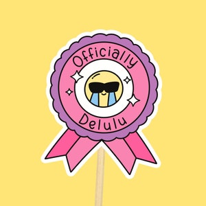Delulu ステッカー // 防水・食器洗い機対応ステッカー、親しみやすいロゼット、おもしろいトレンディなステッカー、親友への小さなギフト、ピンク色