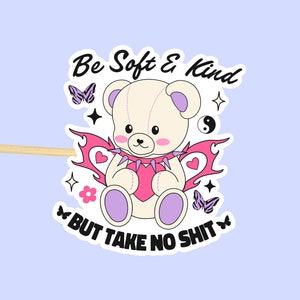 Lustiger Zitat Aufkleber // Punk Mental Gesundheit Humor Wasserdichter Aufkleber Wasserflaschen Niedlicher Teddybär Be Soft and Kind but Take no Shit -A003