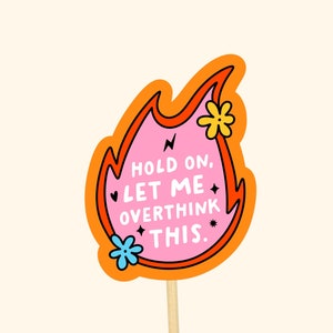 Pegatina de Overthinker // Apta para lavavajillas, pegatina impermeable para botellas de agua, pegatinas de fuego, regalo para la ansiedad, cita divertida sobre salud mental