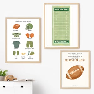 Puede incluir: Tres impresiones enmarcadas con temática de fútbol. Una impresión muestra ilustraciones de equipamiento de fútbol, otra un campo de fútbol y la tercera un balón de fútbol con la cita "Believe in You?" en un marco beige.