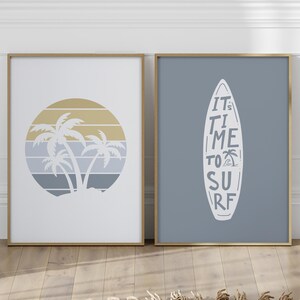 Poster retrò con tavole da surf blu e bianche e palme, decorazioni murali costiere