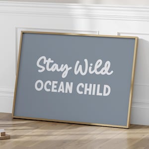 Póster infantil Stay Wild Ocean sobre fondo azul oscuro, decoración de pared horizontal para habitación infantil.