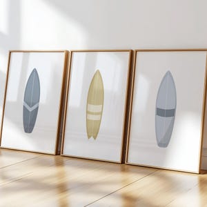 Poster minimalisti con tavole da surf, decorazioni alla moda per il mare