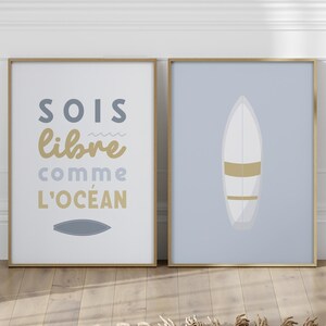 Poster con tavola da surf e citazione "Sii libero come l'oceano", decorazione murale costiera