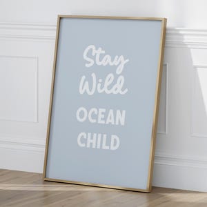 Póster infantil Stay Wild Ocean sobre fondo azul claro, decoración de pared para habitación infantil.