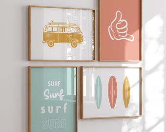Puede incluir: Un conjunto de cuatro láminas decorativas enmarcadas que muestran una furgoneta camper color mostaza, un gesto de mano shaka blanco sobre fondo coral, la palabra surf repetida en blanco sobre fondo turquesa y tres tablas de surf sobre blanco.