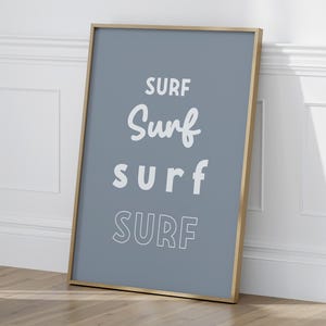 Weißes Surf-Typografie-Poster auf dunkelblauem Hintergrund, Wanddekoration fürs Kinderzimmer