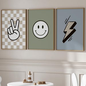 Posters rétro smiley, éclair et signe victoire funky pour enfants, décoration bleue, verte et beige tendance pour chambre de garçon