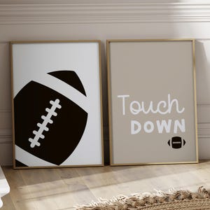 Afiche de fútbol americano, pelota y touchdown para niños: ilustración en color beige, blanco y negro