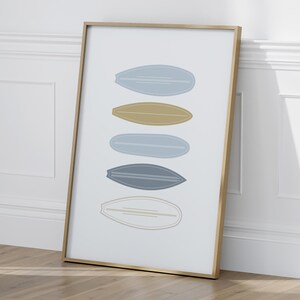 Poster minimalista con tavola da surf, decorazione murale costiera per la cameretta dei bambini
