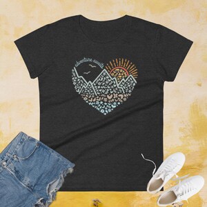 Abenteuer erwartet Shirt | Abenteuer T-Shirt | Camping Hemden | Berg TShirt | Wanderer TShirts | Natur-Liebhaber-Shirt | Urlaub Shirt