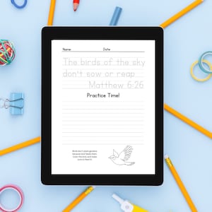 Può includere: Un tablet nero mostra un foglio di esercizi di scrittura con il testo "The birds of the sky don't sow or reap Matthew 6:26 Practice Time!". Un disegno a tratto di un uccello è in basso. Matite, nastro adesivo e materiale scolastico circondano il tablet.