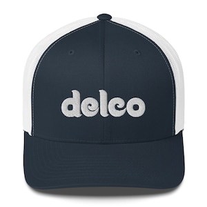 Peut inclure: Un chapeau de camionneur bleu marine et blanc avec un logo brodé blanc qui dit "delco".