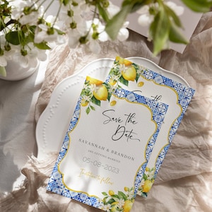 Puede incluir: Tarjeta "Save the Date" con un diseño de limón y flores. La tarjeta es blanca con detalles azules y dorados. El texto dice "Save the Date" con los nombres Savannah & Brandon y la fecha 05-08-2023. También se incluye el texto "Invitación a seguir".